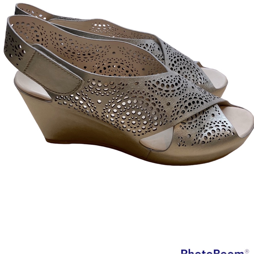 Johnston & Murphy Metallic Half-Medallion Wedge Sandals | Size 11